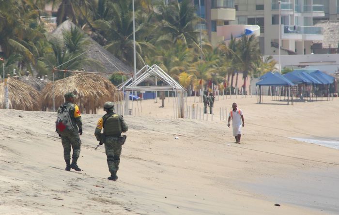 Soldados Recorren Las Playas De Acapulco Para Invitar a La Gente a Retirarse De La Franja De Arena Para Evitar Aglomeraciones Y Un Probable Contagio De Covid