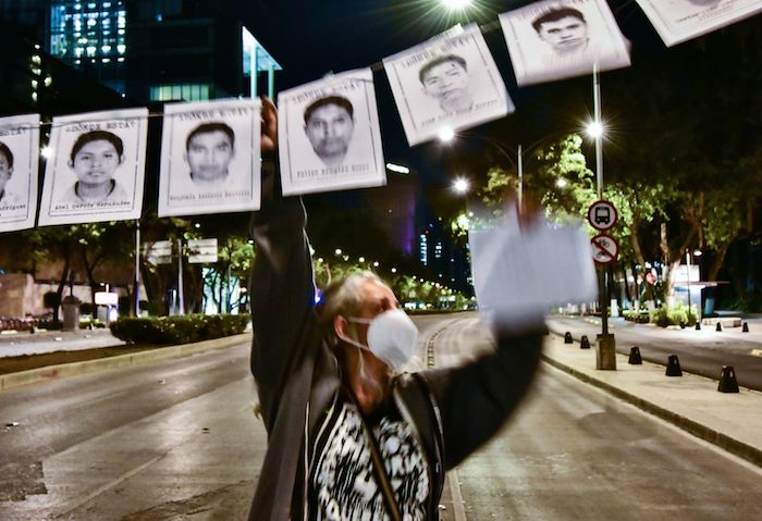 Colectivos de la sociedad civil y otras organizaciones se manifiestan luego de 68 meses de la desaparición de los estudiantes de la Normal de Maestros "Isidro Burgos de Ayotzinapa" en el antimonumento que se localiza en Paseo de la Reforma. 