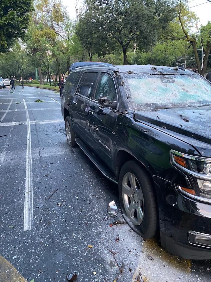 Camioneta en la que viajaba el Secretario de Seguridad de la Ciudad de México.