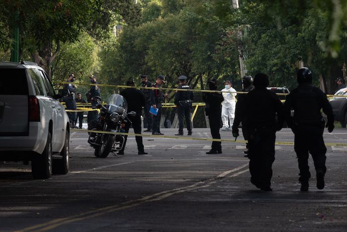 Elementos de la Secretaría de Seguridad Ciudadana resguardan las inmediaciones de las calles que rodean avenida Monte Blanco, en donde Omar García Harfuch, Secretario de Seguridad Ciudadana de la Ciudad de México, sufrió un atentado. 