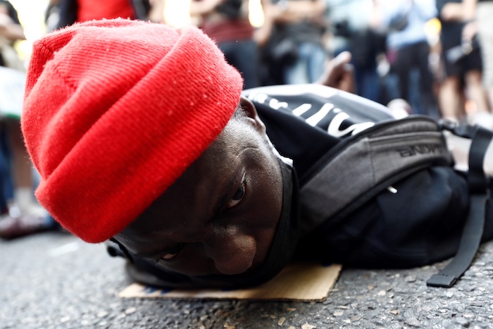 Manifestantes Durante La Concentración Convocada En Madrid Por La Comunidad Negra Africana Y Afrodescendiente En España cnaae Contra El Racismo Tras La Muerte Del Ciudadano Afroamericano George Floyd Durante Su Detención Por La Policía De Minneapolis