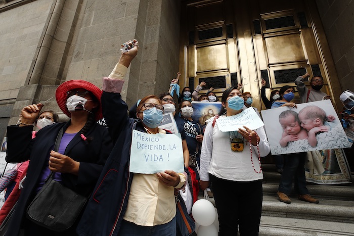 Activistas contra el aborto celebran luego de que la Suprema Corte de Justicia de la Nación (SCJN) rechazara este miércoles un histórico fallo que por primera vez ordenaría a un congreso local, el del oriental estado de Veracruz, reformar su código penal para evitar la criminalización del aborto, durante un plantón en Ciudad de México (México). 