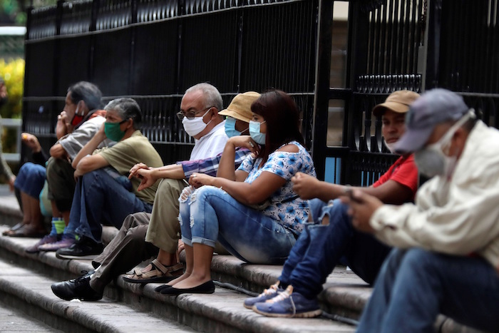 Un Grupo De Personas Descansan En El Parque Central De Tegucigalpa honduras