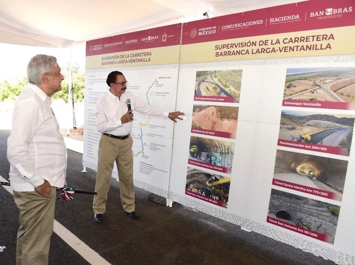 AMLO durante la supervisión de la Autopista Barranca Larga-Ventanilla. 