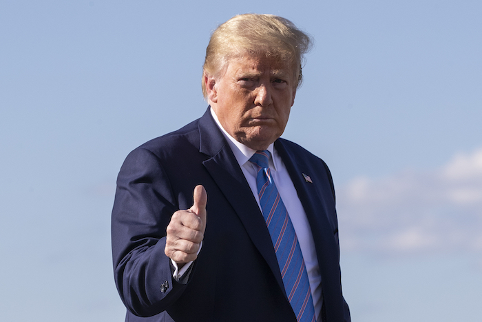 El Presidente Donald Trump levanta el pulgar mientras camina por la pista para abordar el avión presidencial el domingo 14 de junio de 2020 en el aeropuerto municipal de Morristown, Nueva Jersey. 