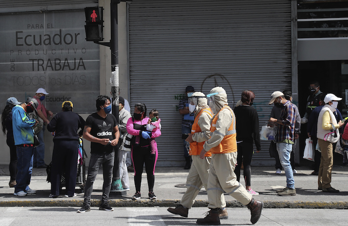 Trabajadores Con Trajes De Protección Para Prevenir El Nuevo Coronavirus Caminan Junto a Peatones En Quito Ecuador El Miércoles De Junio De