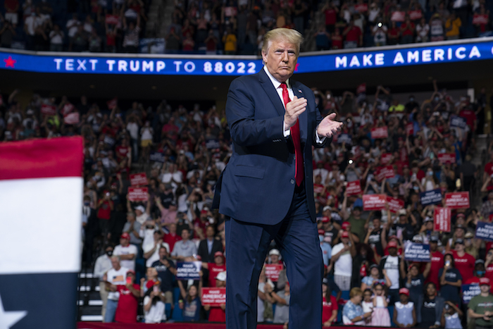 El Presidente de Estados Unidos, Donald Trump, sube al escenario para hablar en un mitin de campaña en el centro BOK, el sábado 20 de junio de 2020 en Tulsa, Oklahoma, EU.