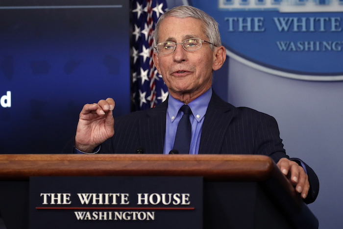 Fotografía de archivo del 17 de abril de 2020 del doctor Anthony Fauci, director del Instituto Nacional de Enfermedades Alérgicas e Infecciosas de Estados Unidos, habla sobre la pandemia de coronavirus en la sala de prensa de la Casa Blanca en Washington. 