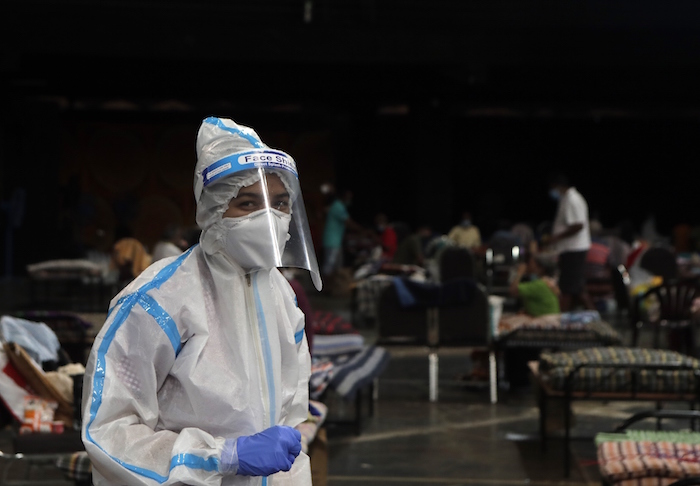 Un médico trabaja en un centro de aislamiento para pacientes de COVID-19 en Mumbai, India, el miércoles 8 de julio de 2020. 