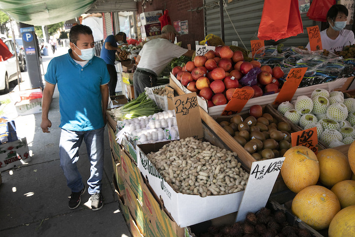 Axayacatl Figueroa Que Se Recuperó Tras Sufrir Covid Pasea Por Un Puesto De Comida En Brooklyn Nueva York El De Julio De Figueroa Quien Emigró a Nueva York En Desde San Jerónimo Xayacatlán México Dejando a Su Esposa E Hijo Atrás Se Recuperó De La Enfermedad Luego De Tres Semanas Pero Perdió Su Empleo a Tiempo Completo En La Cocina De Un Restaurante Vietnamita Y Regresó a Uno a Tiempo Parcial Antes Del Coronavirus Enviaba Hasta Dólares Mensuales a Casa