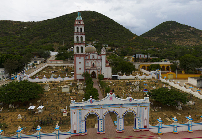 Tumbas Rodean La Iglesia De San Jerónimo Xayacatlán Una Localidad Mexicana Donde Casi Un Tercio De Sus Residentes Emigraron a Nueva York El De Junio De La Mayoría Se Marcharon En La Década De O De Los Dejando Atrás Sus Empleos Agrícolas Para Cruzar La Frontera Ilegalmente a Estados Unidos