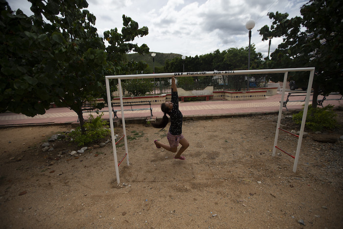 Una Niña Juega En El Parque En San Jerónimo Xayacatlán Una Localidad Mexicana Donde Casi Un Tercio De Su Población Emigró a Nueva York El De Junio De Los Mexicanos Tienen Miedo Por Sus Familiares En El Norte Observando En La Distancia Como Pierden Sus Empleos Caen Enfermos Por El Coronavirus Solos O Sin Los Documentos Que Les Permitirían Moverse Libremente Y Demasiado a Menudo Mueren En Un País Extranjero