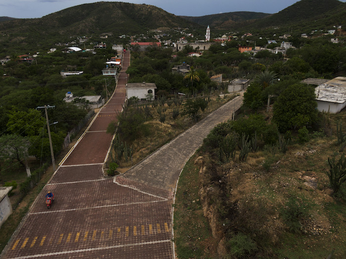 En La Imagen Las Estrechas Carreteras De Acceso a San Jerónimo Xayacatlán Una Localidad Mexicana Donde Casi Un Tercio De Su Población Emigró a Nueva York El De Junio De San Jerónimo Xayacatlán Es Un Pequeño Pueblo Mixteco Del Centro Más árido De México Que Se Extiende Sobre Lomas Bajas Y Secas Sólo Cubiertas Por Algo De Verde En época De Lluvias No Tiene Señal De Celular Y El Agua Entubada Se Generalizó Hace Pocos Años