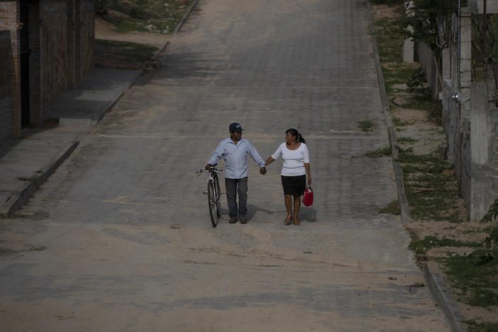 Una Pareja Camina De La Mano Por San Jerónimo Xayacatlán Una Localidad Mexicana Donde Casi Un Tercio De Su Población Emigró a Nueva York El De Junio De Tras Una Generación De Emigrantes La Calidad De Vida En El Pueblo Ha Mejorado Y Hay Menos Urgencia Por Tomar Una Decisión Que implica Irte Alejarte De Todo Adquirir Una Vida Nueva Ver a Los Hijos Crecer De Lejos Dijo Tamara Cardoso Una Historiadora De La Localidad