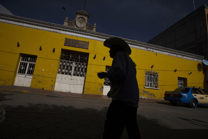 Un Cliente Sale De Un Banco Donde Suelen Recibirse Transferencias Internacionales En Acatlán De Osorio México El De Junio De En Abril Y Mayo a Medida Que La Pandemia De La Covid Se Agravaba En Nueva York Menos Gente Acudía a Retirar Las Remesas