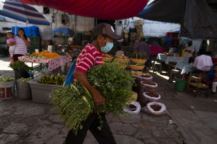 Un Vendedor Lleva Cilantro Bajo El Brazo En El Mercado De Acatlán De Osorio México Para Revenderlo En Su Comunidad El De Junio De México Depende Desde Hace Años Del Dinero Que Envían Los Mexicanos Que Viven En El Extranjero Las Remesas Suponen Más Divisas Que La Industria Del Petróleo Y El Turismo