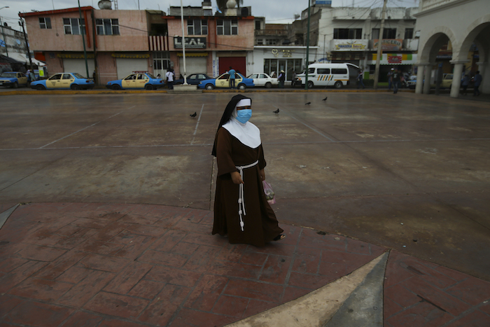 Una Monja Con Mascarilla En Durante La Pandemia De La Covid Camina Por La Plaza Principal De Acatlán De Osorio Una Localidad Mexicana Cuyo Motor Son Las Remesas Que Envían Los Residentes Emigrados El De Junio De