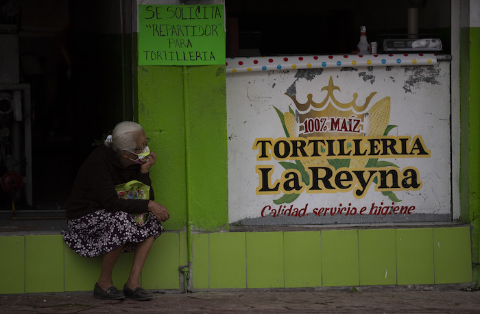 Una Mujer Sentada Junto a Una Tortillería En Acatlán De Osorio Una Localidad Mexicana Cuyo Motor Son Las Remesas Que Envían Los Residentes Que Emigraron El De Junio De Quienes Se Marcharon a Vivir a Estados Unidos Están Preocupados Por Seguir Manteniendo a Sus Familias Ante Los Despidos Por Las Cuarentenas Para Contener La Pandemia Del Coronavirus