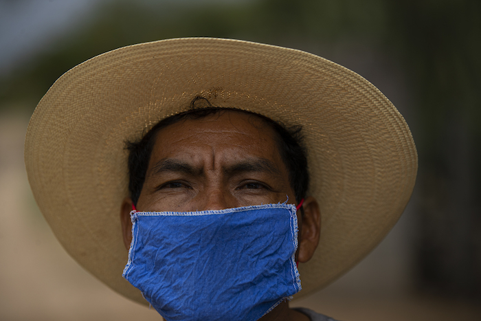 Jorge Vázquez Con Mascarilla Para Protegerse Del Coronavirus En El Exterior De Su Casa En San Jerónimo Xayacatlán Una Localidad Mexicana Donde Casi Un Tercio De Su Población Emigró a Nueva York El De Junio De Formado Como Enfermero a Sus Años Regresó Definitivamente De Nueva York a Donde Emigró En Dos Ocasiones