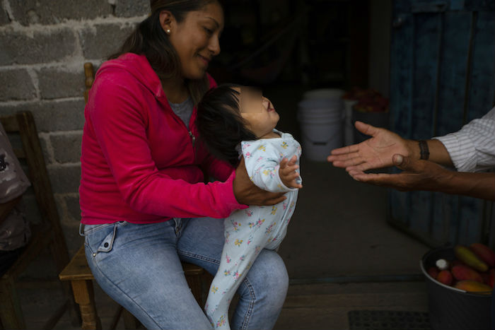 Nataly Ortega Cuya Madre Magnolia Ortega Trabaja Limpiando Casas En Staten Island Nueva York Sostiene En Brazos a Su Sobrina Azul En San Jerónimo Xayacatlán México El De Junio De El Tío De Nataly Instaló Recientemente Un Teléfono Para Que Puedan Estar En Contacto Con Su Madre Cuyo Cáncer Está En Remisión Pero Es Población De Riesgo Frente a La Covid