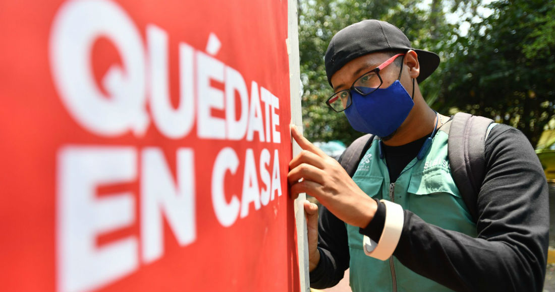 Instalación de carteles con la leyenda "Quédate en Casa" a fin de evitar contagio de COVID-19.