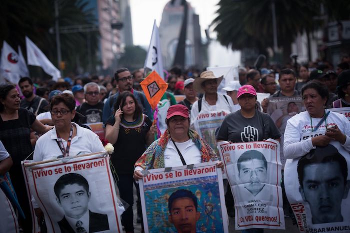 Padres De Los Jóvenes Desaparecidos Caminan Al Zócalo En La Marcha Conmemorativa De La Desaparición Y Comienzo De La Búsqueda De Los Estudiantes Normalistas En Ayotzinapa