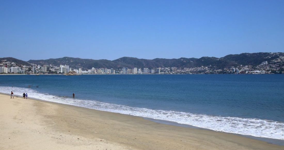 playa-acapulco-vacía