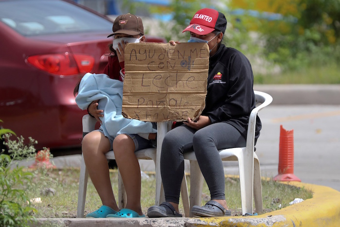 Dos Mujeres Piden Dinero Para Alimentar a Sus Hijos En Tegucigalpa honduras