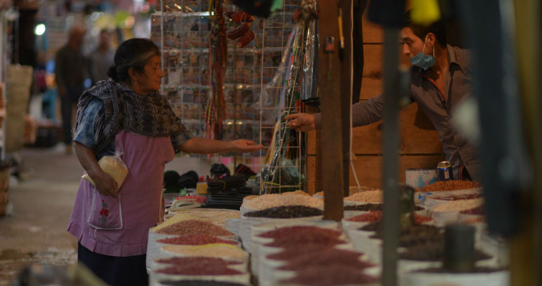 Cientos de mujeres pasan los días intentando vender botanas o artesanías a los turistas en la calles de Chiapas.