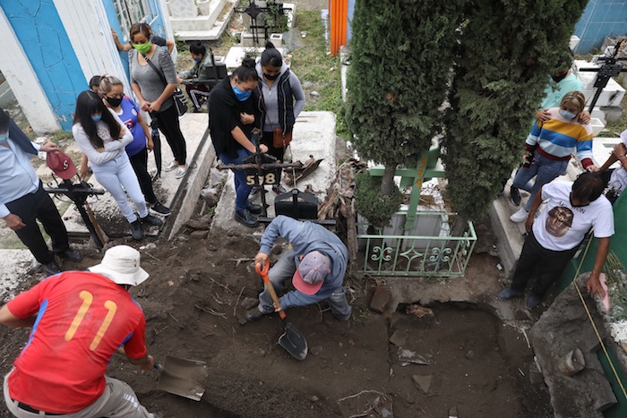 Familiares del señor Juan Pueblita dan el último adiós el 10 de agosto del 2020, en el panteón de Tláhuac en la Ciudad de México (México). 