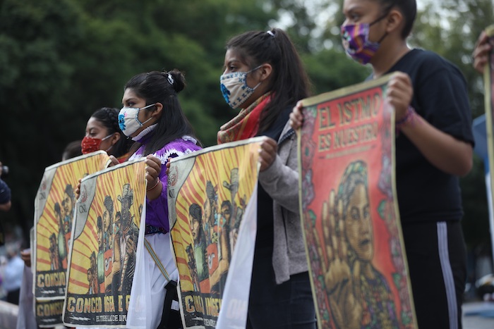 Activistas de organizaciones civiles se manifiestan para exigir el cese de hostilidades en comunidades Zapatistas, hoy en el Ángel de la Independencia, en Ciudad de México (México). 