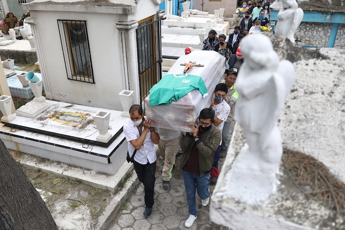 Familiares del señor Juan Pueblita dan el último adiós el 10 de agosto del 2020, en el panteón de Tláhuac en la Ciudad de México (México). 