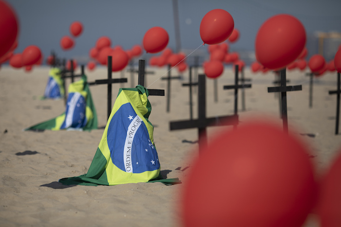 Cruces Globos Rojos Y La Bandera De Brasil Son Colocados En La Playa De Copacabana Por El Organismo No Gubernamental Río De Paz En Honor a Las Víctimas De Covid En Río De Janeiro Brasil El Sábado De Agosto De