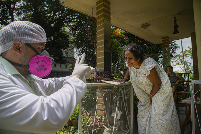 Un Trabajador De Salud Muestra El Resultado De Una Prueba Rápida Para Covid Durante Una Campaña De Pruebas a Domicilio En Gauhati La India El Sábado De Agosto De