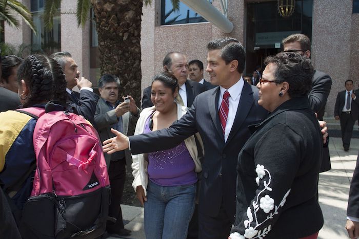 En agosto de 2012, Enrique Peña Nieto, entonces candidato ganador de la elección Presidencial, convive con simpatizantes al salir del hotel de Melía, en donde encabezó el evento "Los Municipios hacen más fuerte a México" organizado por la Federación Nacional de Municipios de México A.C.