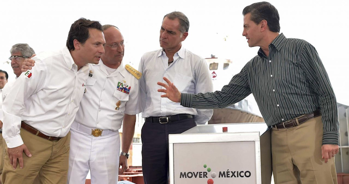 En el inicio de sus actividades públicas en 2015, el expresidente Enrique Peña Nieto en compañía de Emilio Lozoya Austín, exdirector de Pemex, anunciaron la construcción de 22 embarcaciones para la petrolera. Foto: Presidencia vía Cuartoscuro