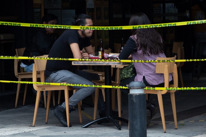 Restaurante cinta amarilla personas