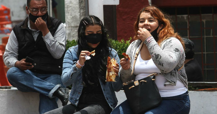 Mujeres Comen Comida Chatarra