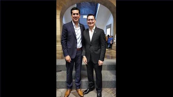 El Senador mexicano Rogelio Zamora Guzmán (izq) junto con Gadiel Meléndez (der), esposo de Azalea Rangel, prófuga de la justicia de EU. 