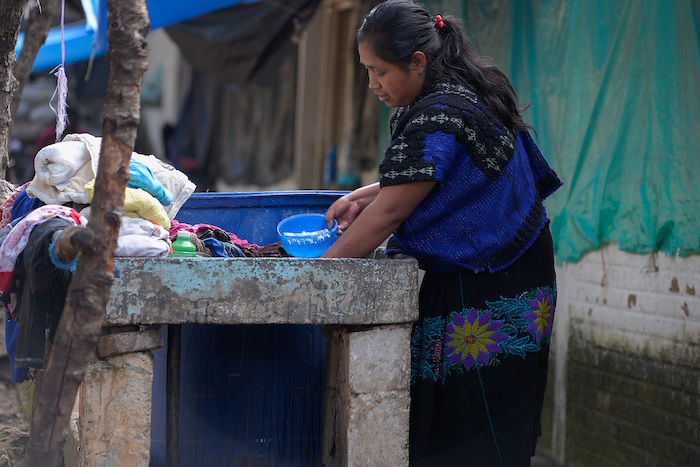 Una mujer de la comunidad de tzotziles lava ropa el 8 de agosto de 2020 en San Cristóbal de las Casas en el estado de Chiapas (México). 