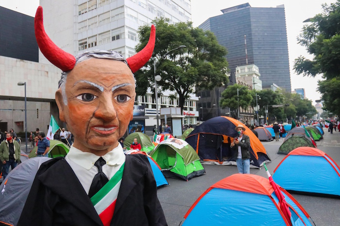 El contingente del FRENA colocó su plantón desde ayer. 