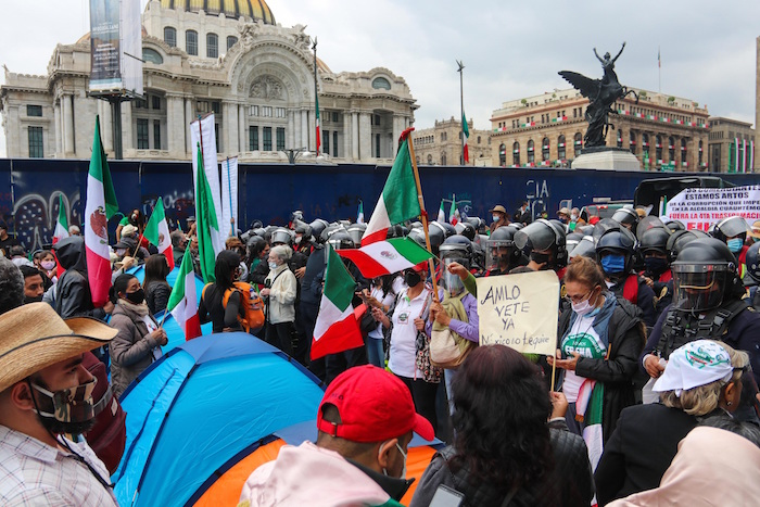 "AMLO, vete ya", se lee en algunas de las pancartas. 