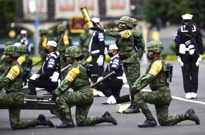 Una demostración de militares en el Zócalo. 