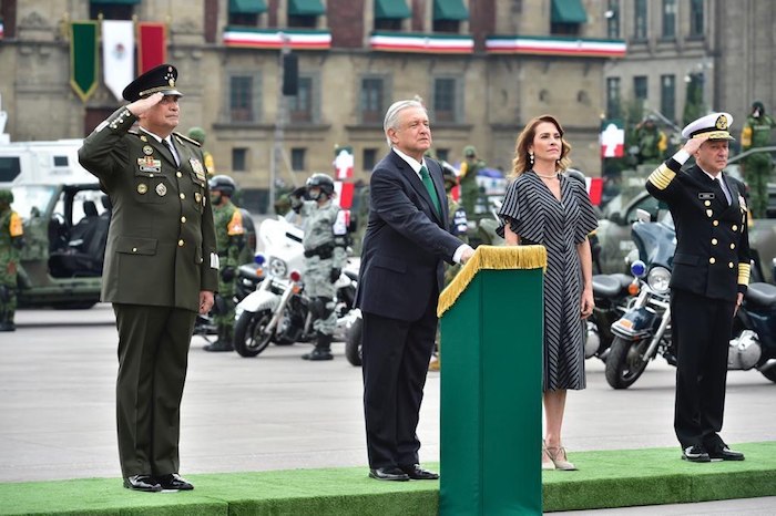 El Presidente, su esposa, y los secretarios de la Defensa y de Marina. 