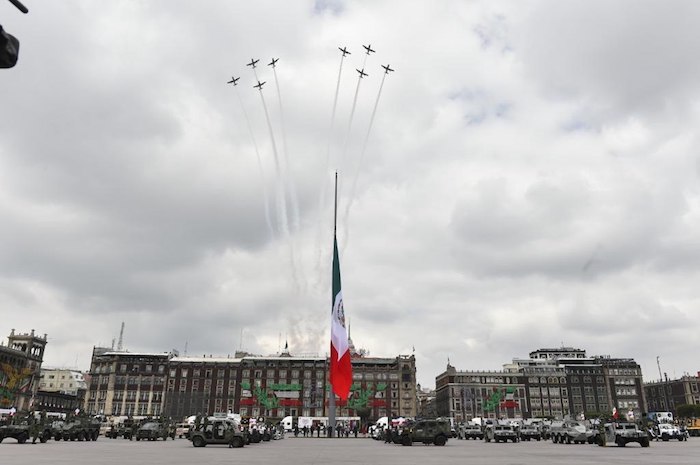 En el cielo se pudieron observar maniobras de los aviones de las Fuerzas Armadas.