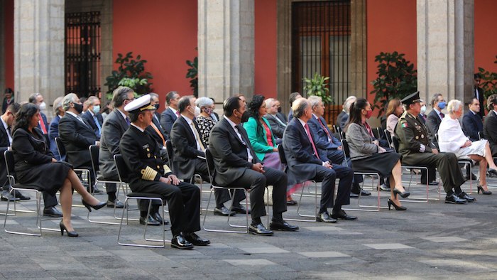 Parte de los invitados en el patio central de Palacio Nacional. 