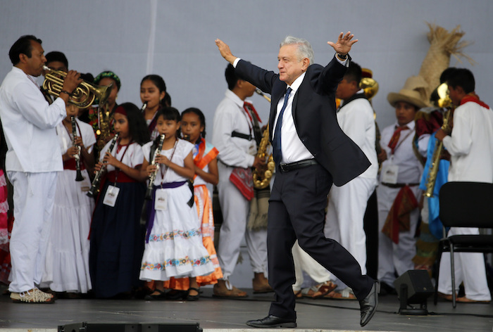 El Presidente Andrés Manuel López Obrador llega a un acto político en el Zócalo, en la Ciudad de México, el lunes 1 de julio de 2019 para celebrar el primer aniversario de su triunfo electoral. 