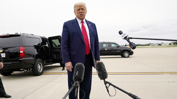 El Presidente Donald Trump habla a la prensa en el Aeropuerto Nacional Waukegan, camino de Kenosha, Wisconsin, martes 1 de septiembre de 2020. 