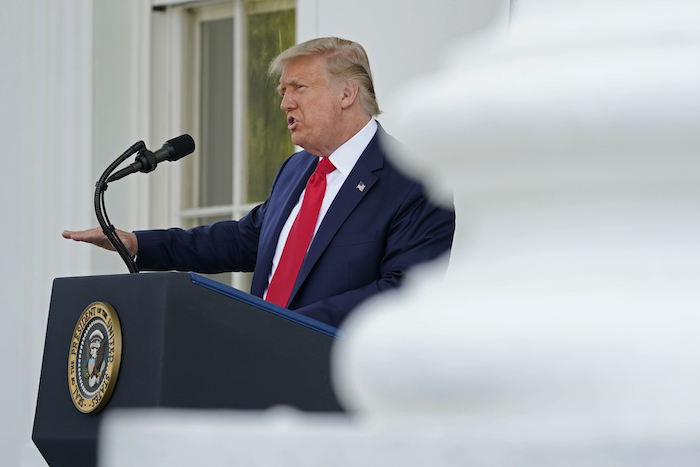 El Presidente Donald Trump habla durante una conferencia de prensa en la Casa Blanca, Washington, el lunes 7 de septiembre de 2020.