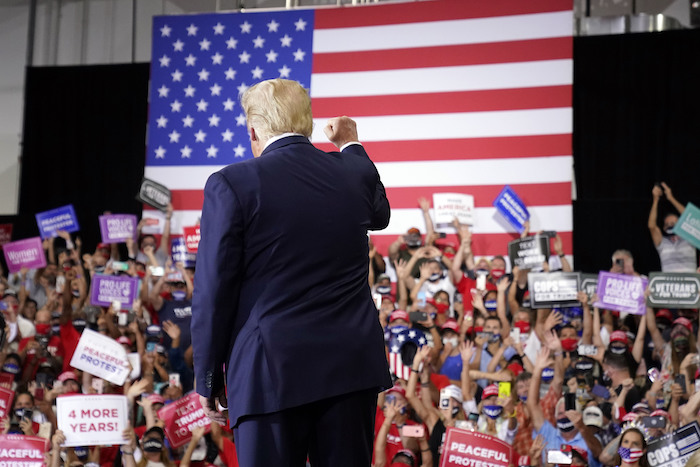 El Presidente de Estados Unidos, Donald Trump, llega para hablar en un mitin en Xtreme Manufacturing, el domingo 13 de septiembre de 2020, en Henderson, Nevada. 